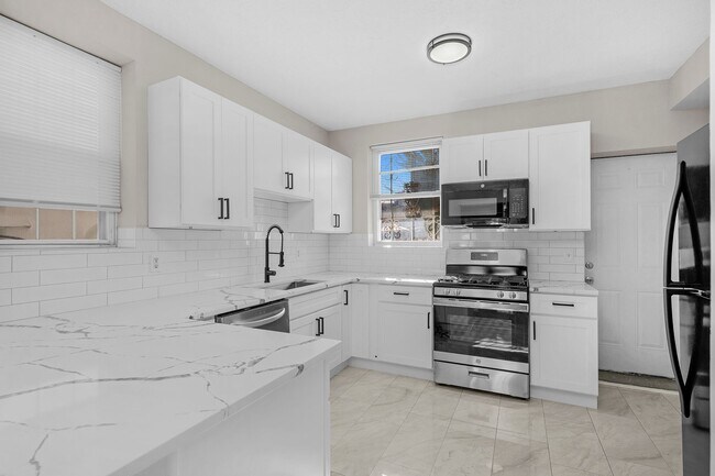 Building Photo - Charming 3-Bedroom with High Ceilings & Modern Updates