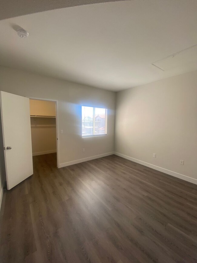 Building Photo - Cozy 1 bedroom condo conveniently located ...