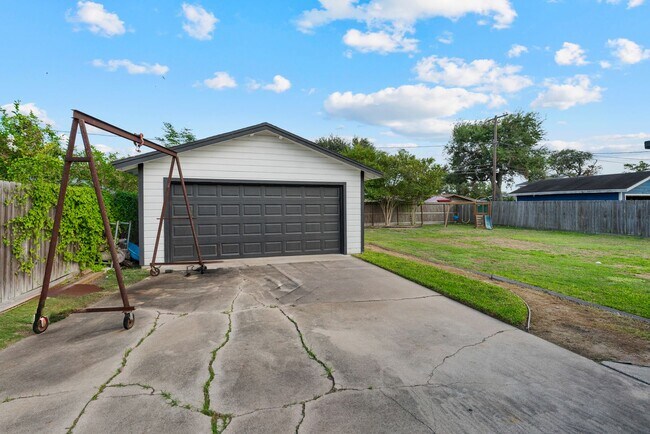 Building Photo - Charming 3 Bedroom Home