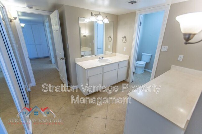 Building Photo - 704 E La Jolla Dr