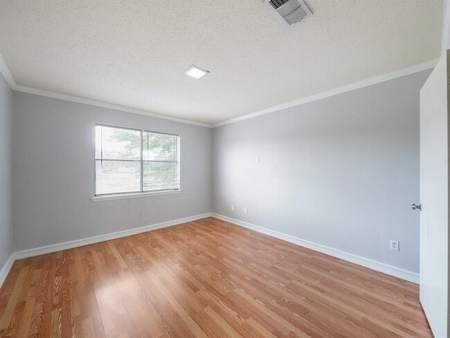 Building Photo - 7700 Creekbend Dr