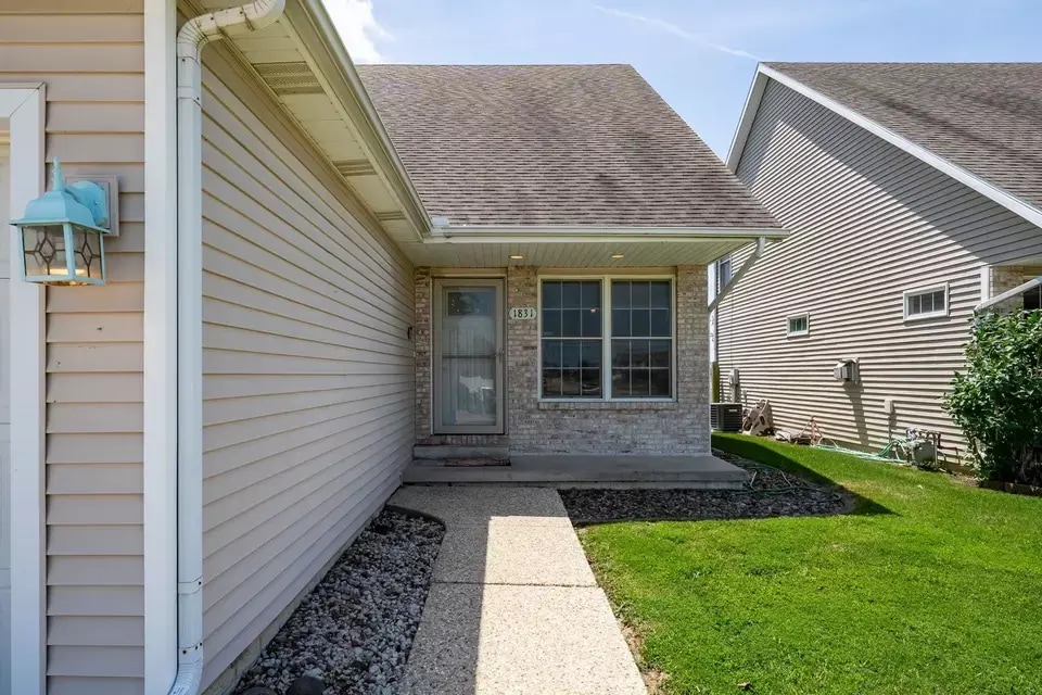 Building Photo - 1831 Marina Dr