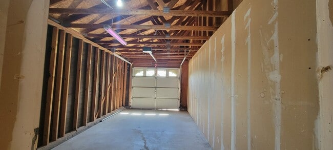 Building Photo - 1034 Burton Dr
