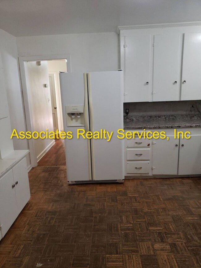 Building Photo - Large House, Close to Campus