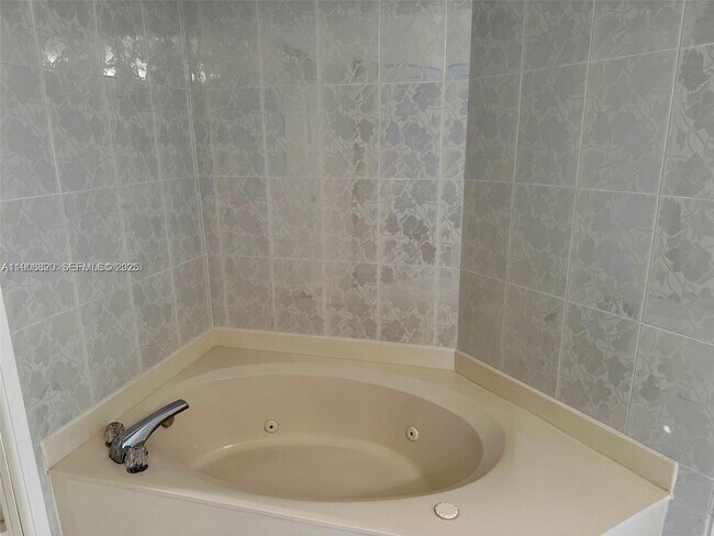 Building Photo - 19101 NE 36th Pl