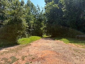 Building Photo - 208 Daily Rd