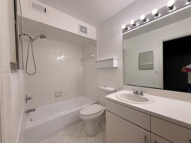 Building Photo - 2078 Madeira Dr