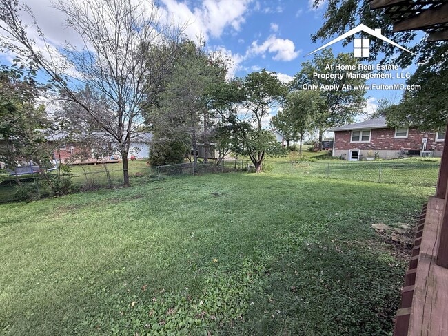 Building Photo - 511 Kleewood Dr