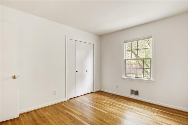 Building Photo - Beautiful 4 BR 3 BA home in quiet neighbor...