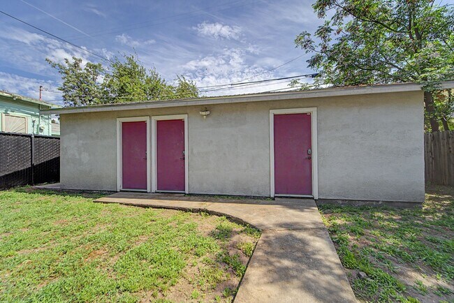 Building Photo - 1109