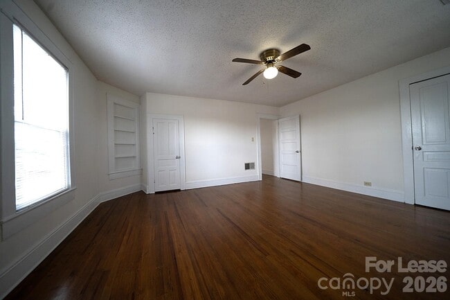 Building Photo - 405 N Main St