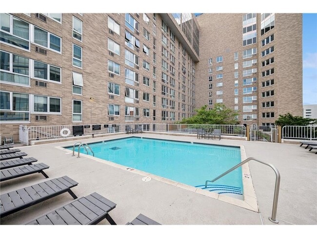 Building Photo - 433 S 7th St