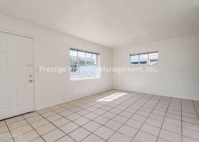 Building Photo - Charming, Updated  Brick Home in Central Tucson with Huge Yard!