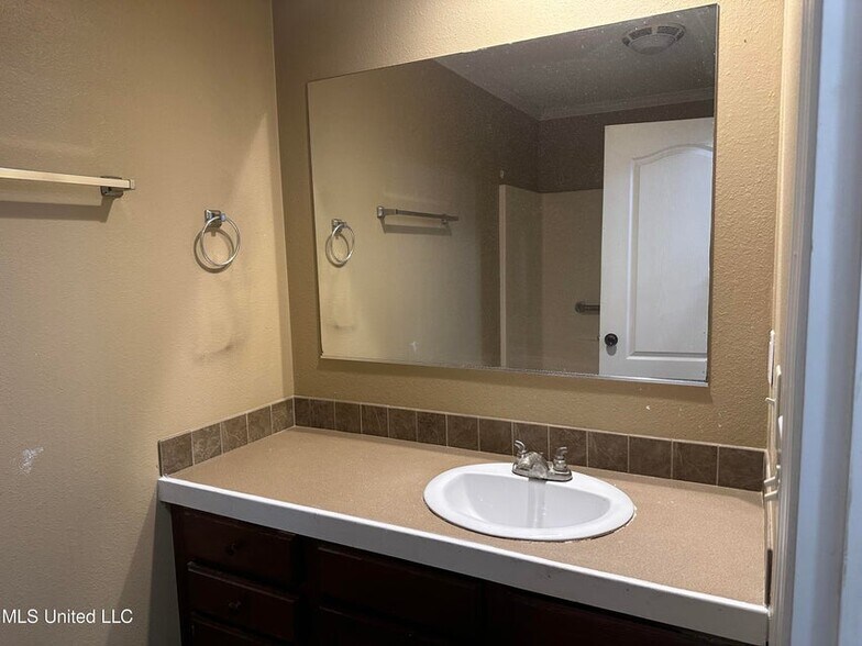 Building Photo - 6165 E Lafayette St