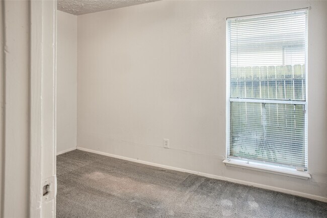 Building Photo - 10025 Rosbrook Dr