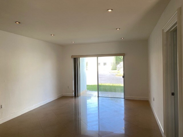 Living/Dining w/Marble Floor - 7680 SW 82nd St