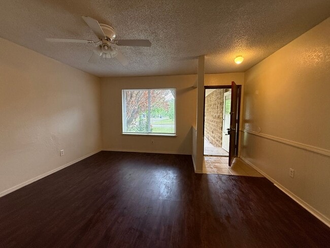 Building Photo - A 3 bed, 2 bath Duplex in Broken Arrow