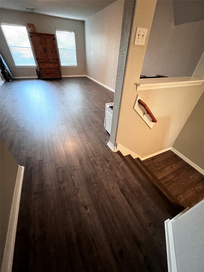 Building Photo - 422 Abbey Ln