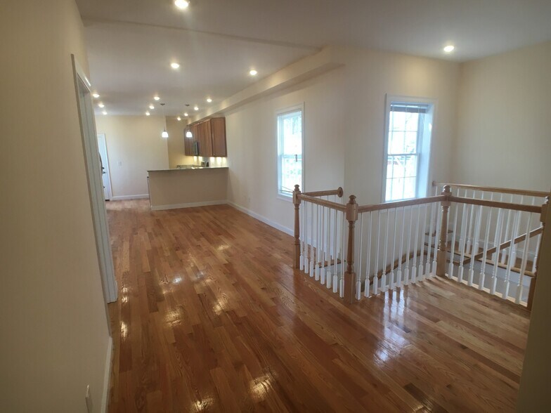 Primary Photo - 14 Flint St