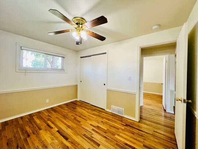Building Photo - $0 DEPOSIT OPTION. CLASSIC CHARACTER MEETS COMFORT: 2-BED, 1-BATH IN AN INVITING TRIPLEX