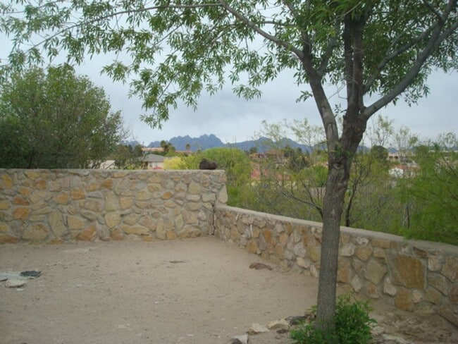 Building Photo - Cute Townhouse in Desirable Area- Close to...