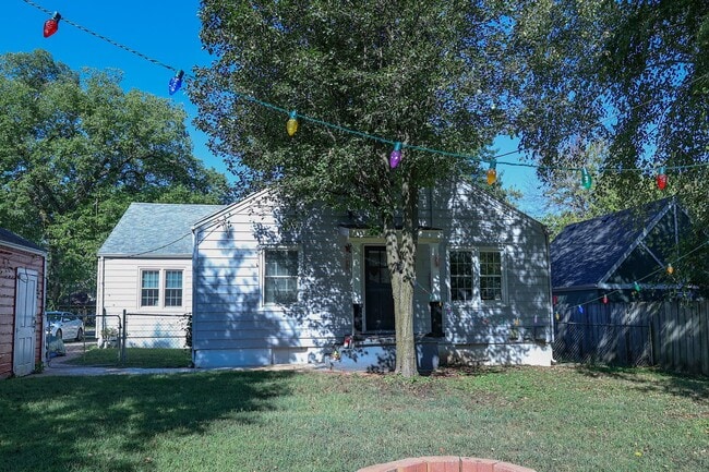 Building Photo - Beautifully Updated 4 bed house w/ fully fenced in yard **