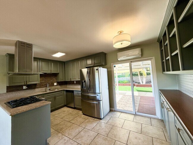Building Photo - 3 Bedroom 1 bath single story home with solar!