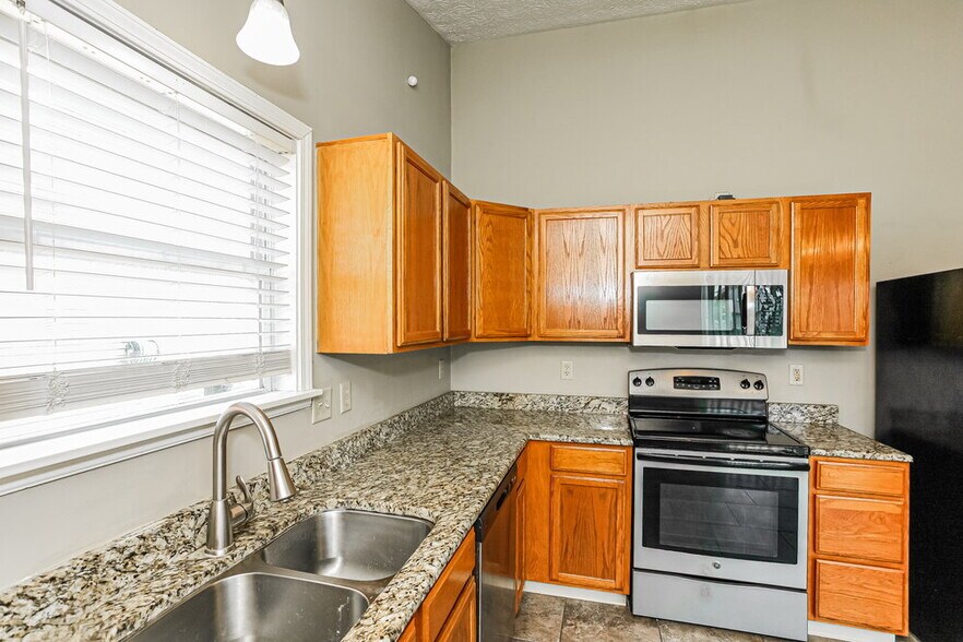 Building Photo - 748 Hollowood Ln