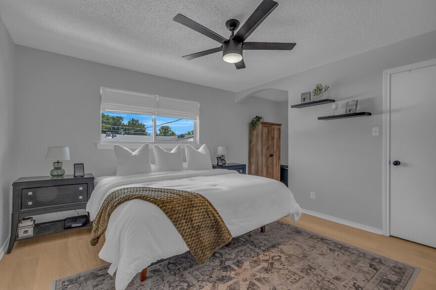 Building Photo - 5829 Sandhurst Ln