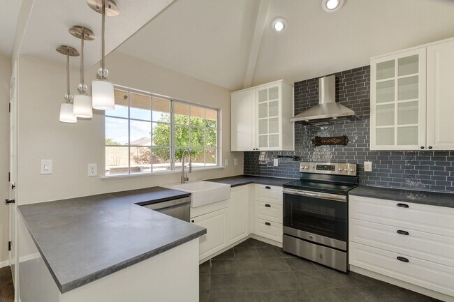Building Photo - 4314 E Juanita Ave