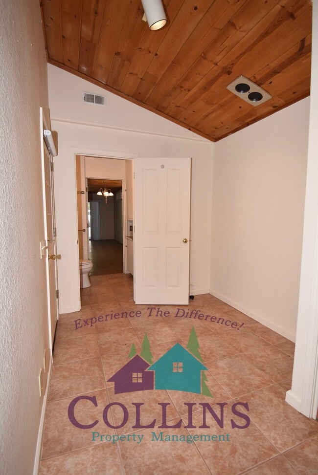 Building Photo - 20183 Casa Loma Dr