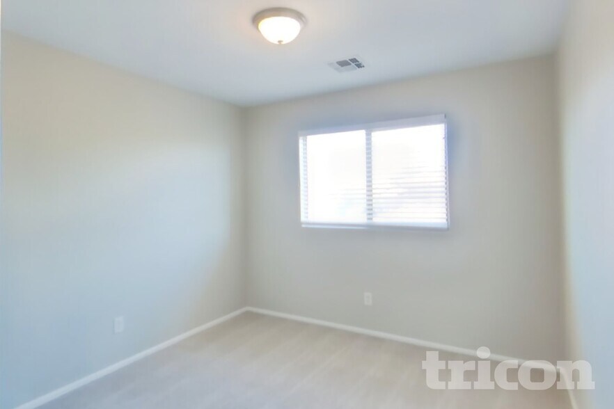 Building Photo - 42065 W Sunland Dr