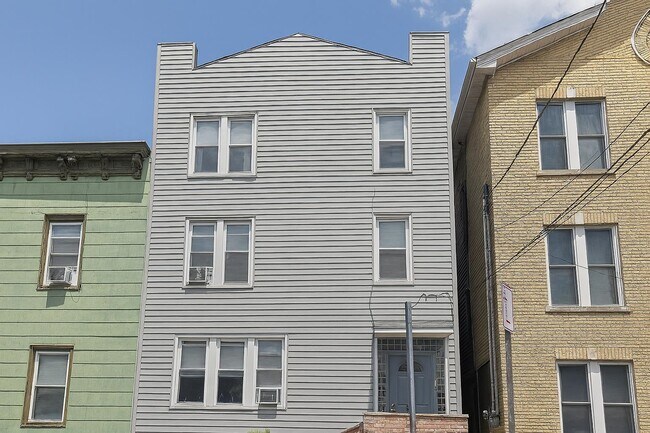 Building Photo - 170 Griffith St