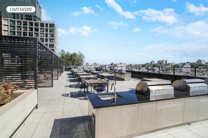 Building Photo - 595 Dean St