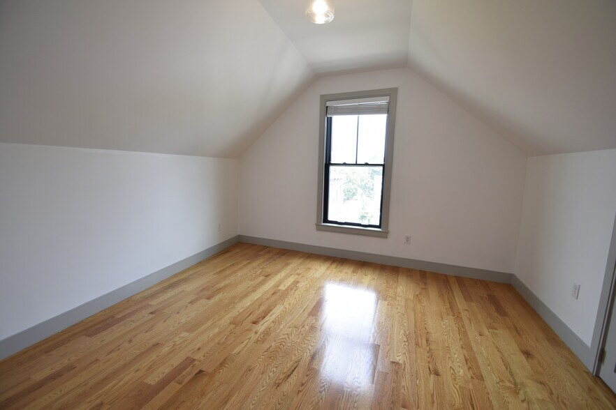Building Photo - 15 Maywood St