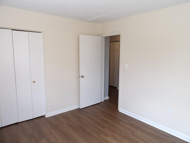 Building Photo - 902 Plaza Dr