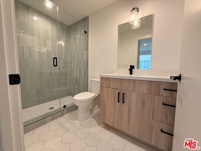 Building Photo - 914 7th St