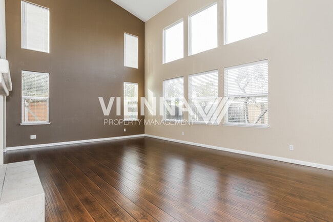 Building Photo - Beautiful 4 Bedroom + Study in Desirable Neighborhood