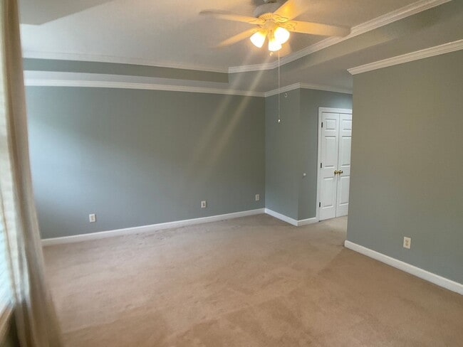 Building Photo - Gorgeous Condo in the heart of Chapel Hill