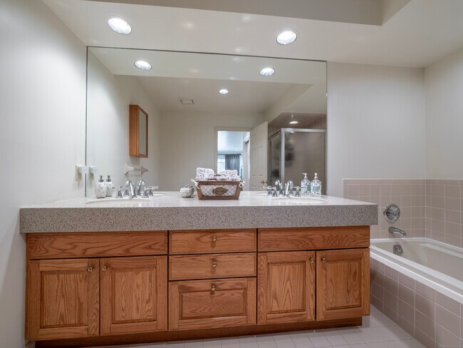 Building Photo - 12 Boulevard Dr