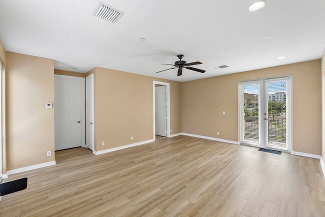Building Photo - LARGE 3-bed, 3-bath townhome with 2-car ga...