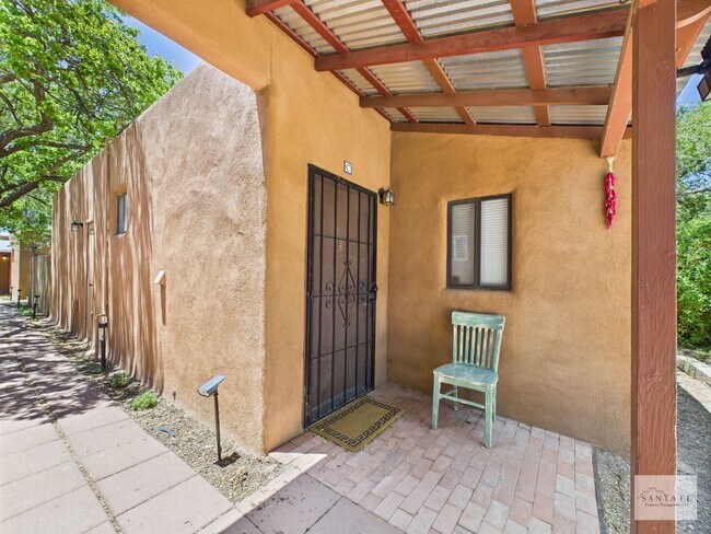Building Photo - Fully Furnished 1 Bedroom Condo