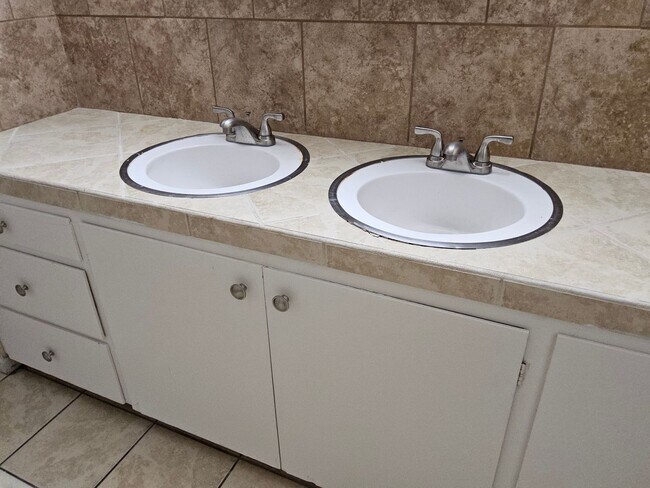 Building Photo - 3 Bedroom 2 Bath Home for Rent