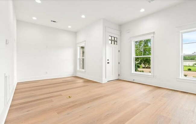 Building Photo - 578 Pride Ave