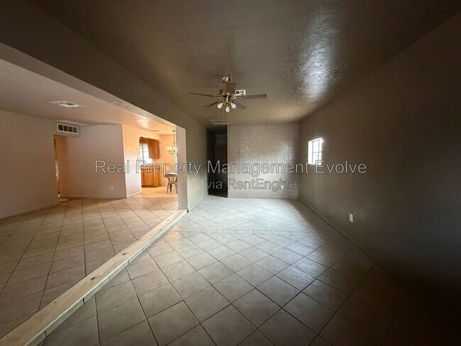 Building Photo - 2320 W Rose Ln