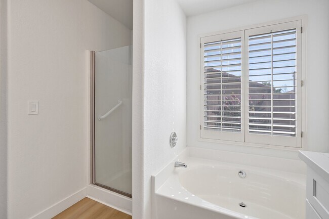 Building Photo - Beautiful home in gated community in Ahwatukee now available!