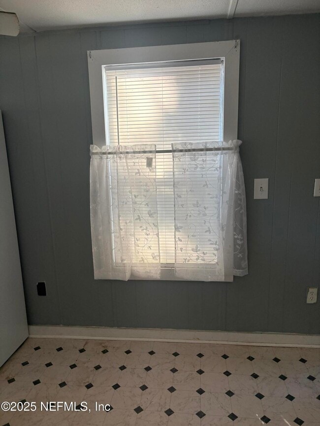 Building Photo - 202 2nd Way