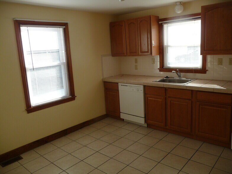 Building Photo - 213 Suffolk Ave