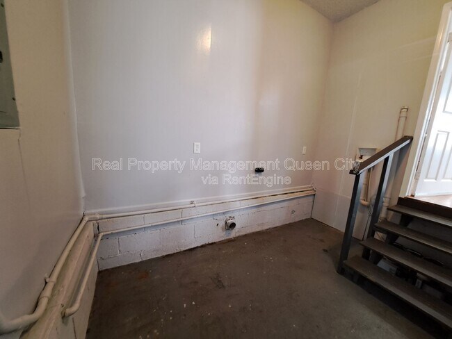 Building Photo - 112 Miller St