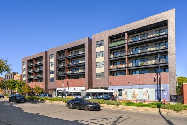 Primary Photo - 1822 W Irving Park Rd